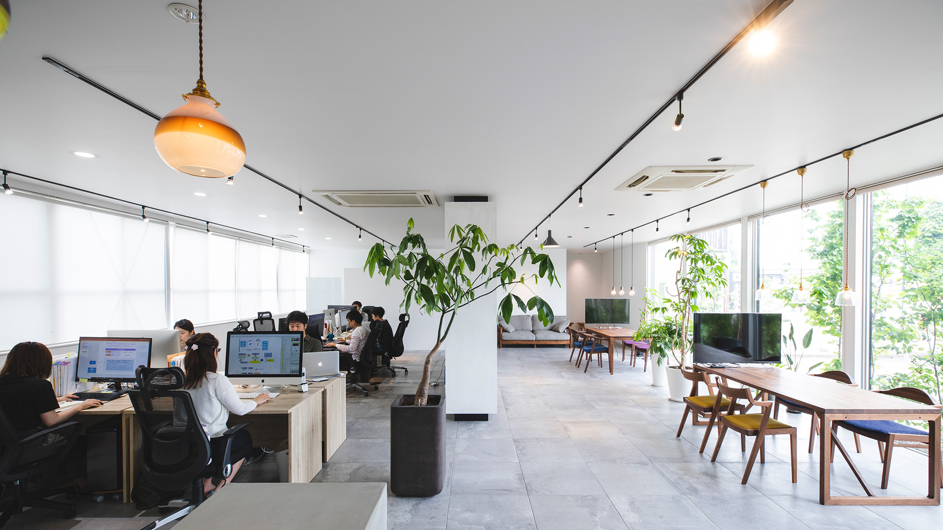 開(kāi)拓視野，<br>沖破艱險(xiǎn)<br>貼近彼此，<br>感受生活